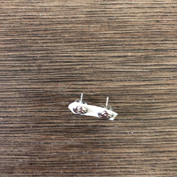Sliver metal twist stud earrings - Picture 2 of 2